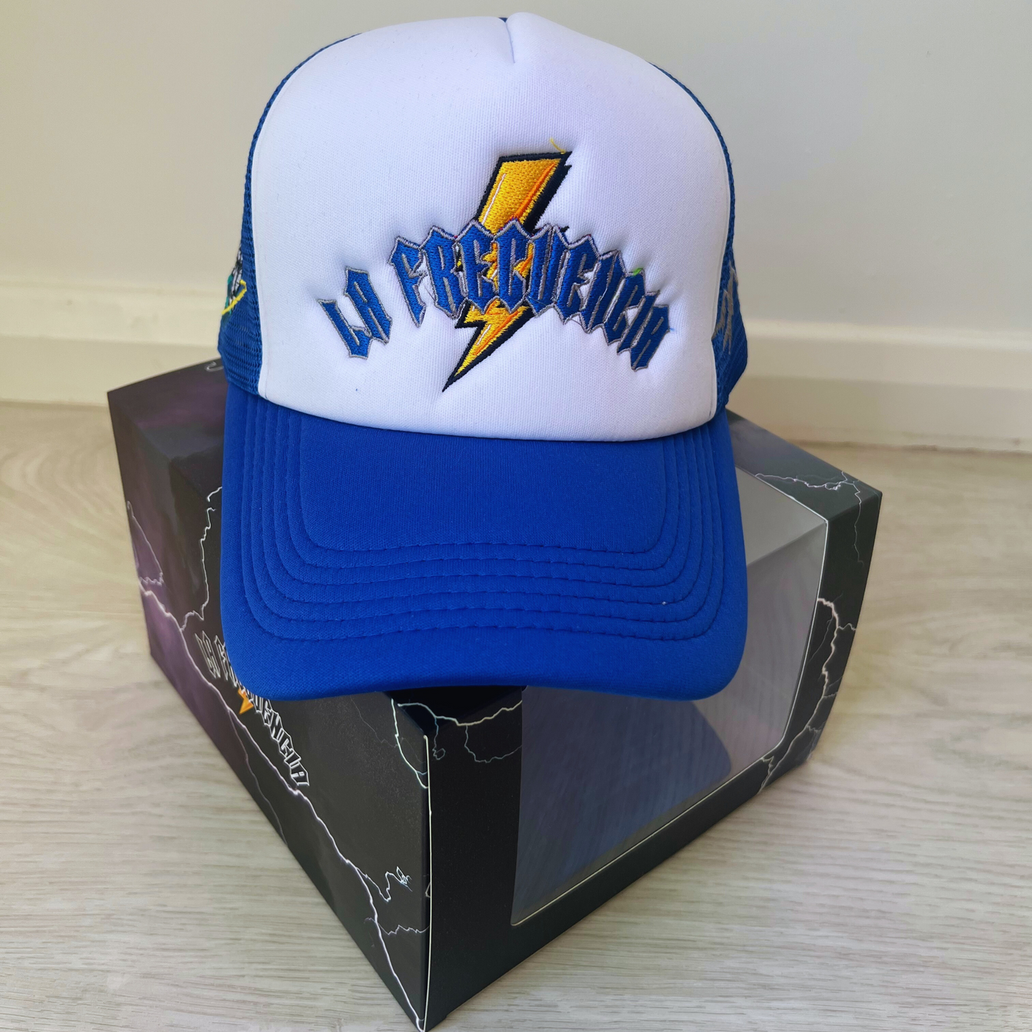 LA FRECUENCIA / BLUE CAP