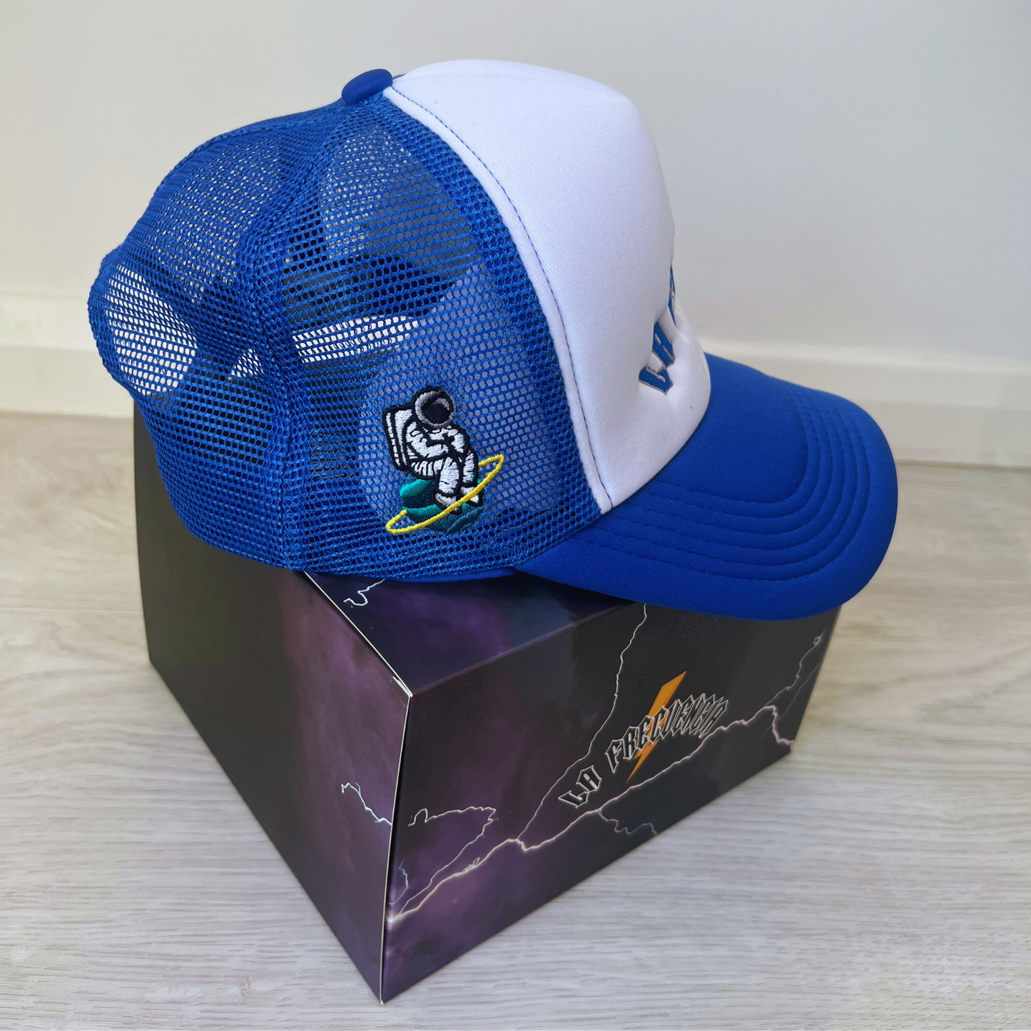 LA FRECUENCIA / BLUE CAP