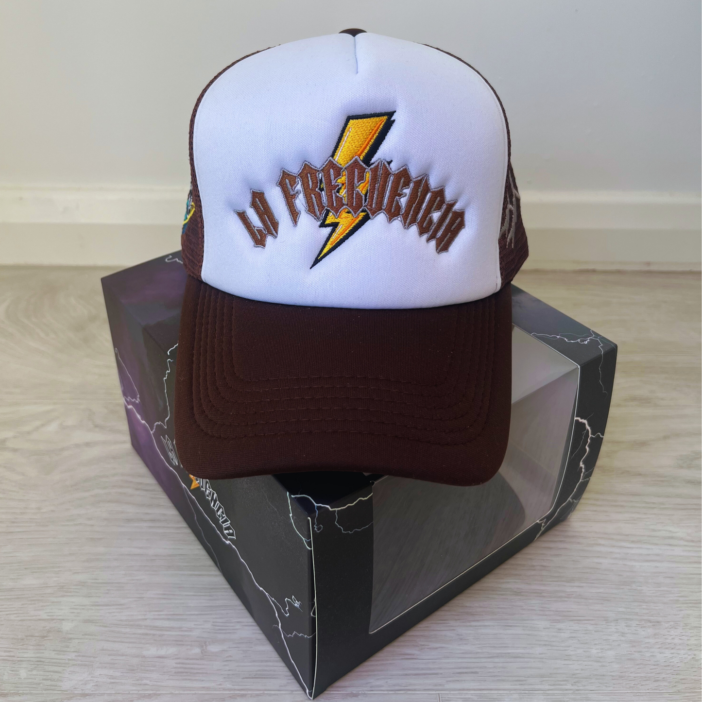 LA FRECUENCIA / BROWN CAP