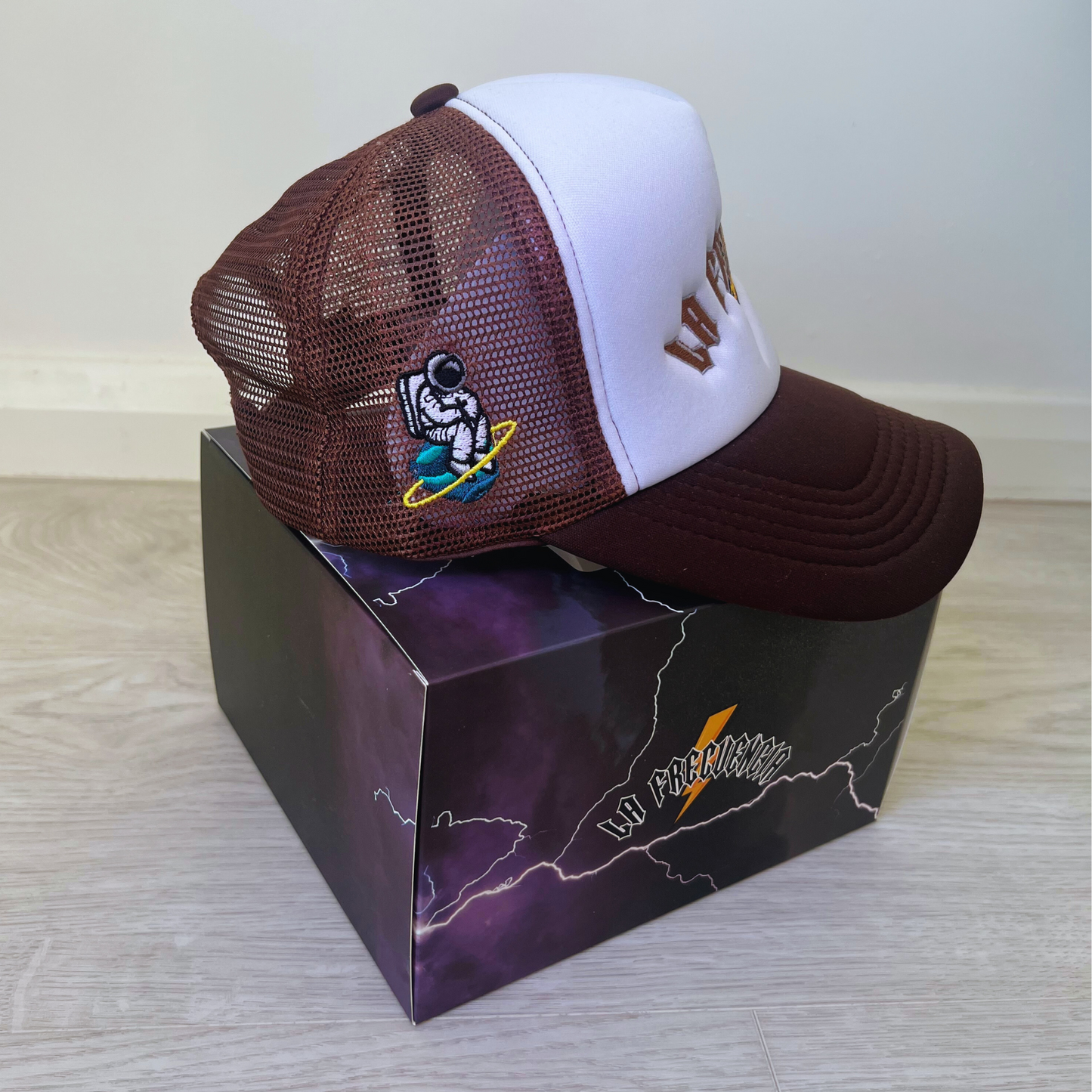 LA FRECUENCIA / BROWN CAP