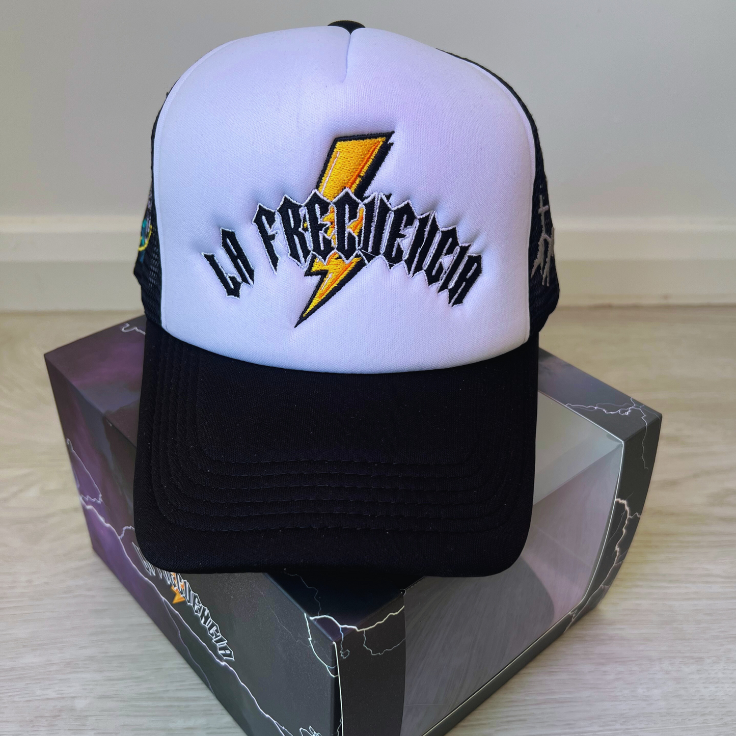 LA FRECUENCIA / BLACK CAP