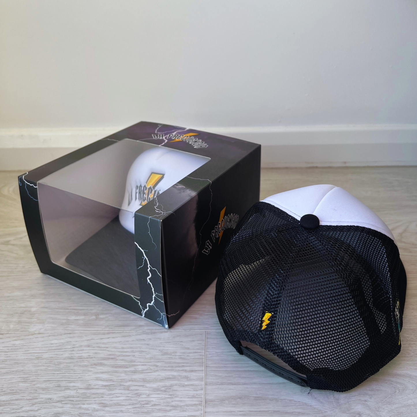 LA FRECUENCIA / BLACK CAP