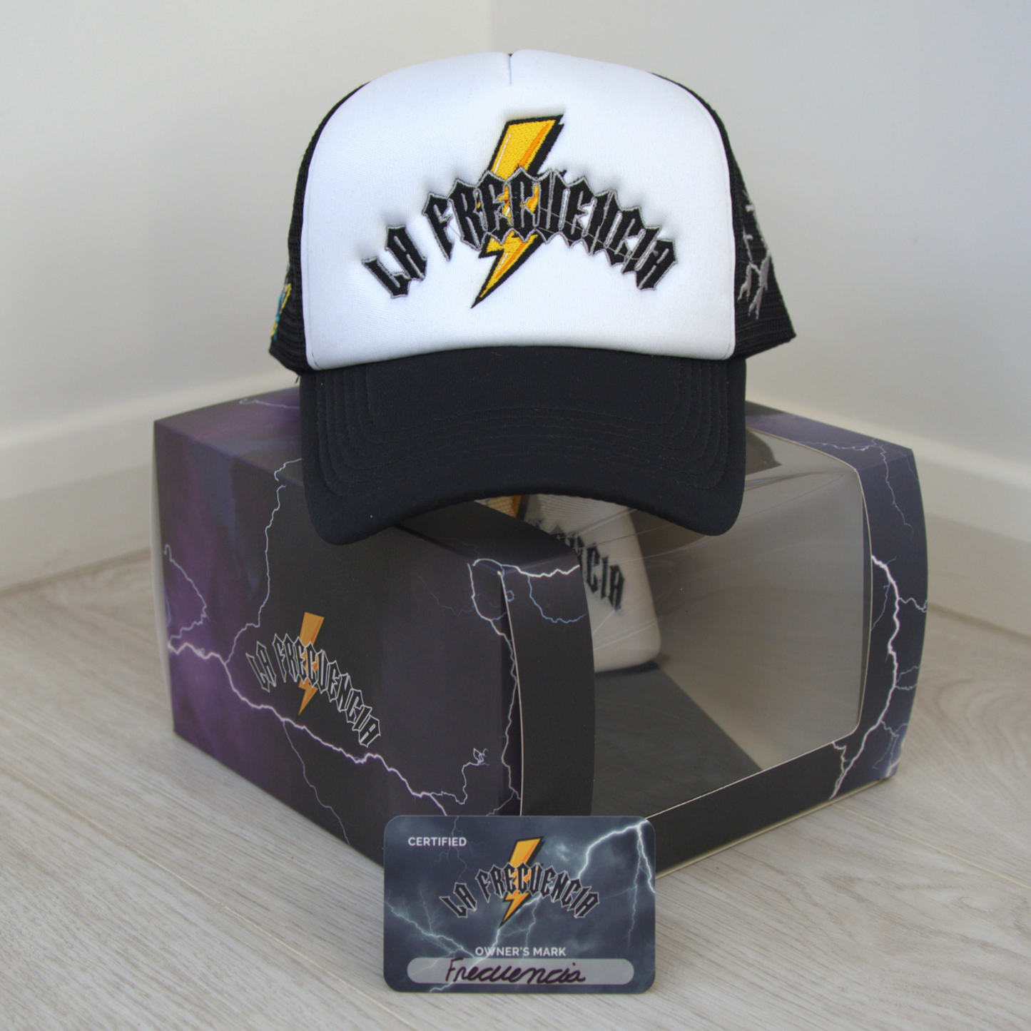 LA FRECUENCIA / BLACK & WHITE CAP