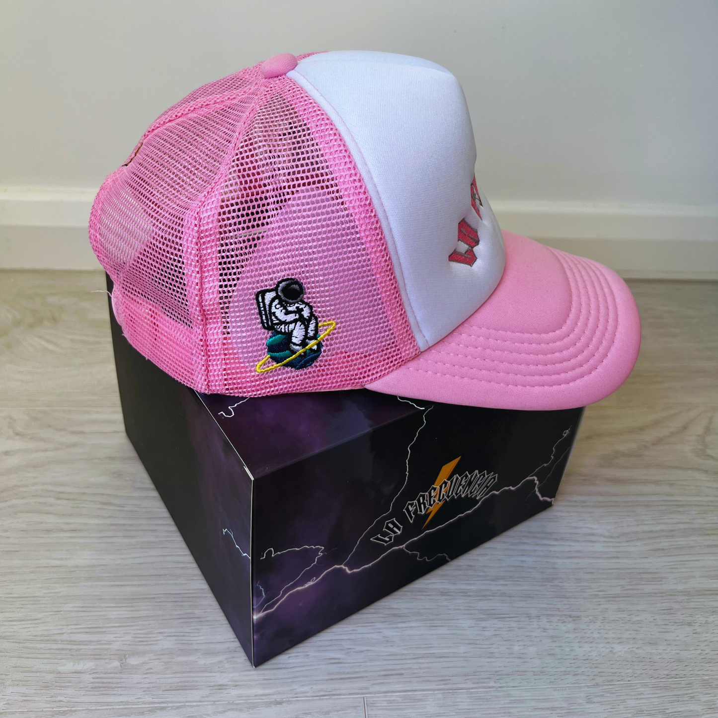 LA FRECUENCIA / PINK CAP