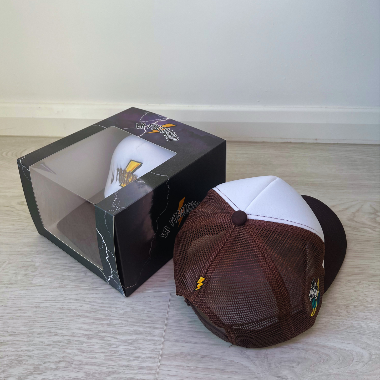 LA FRECUENCIA / BROWN CAP